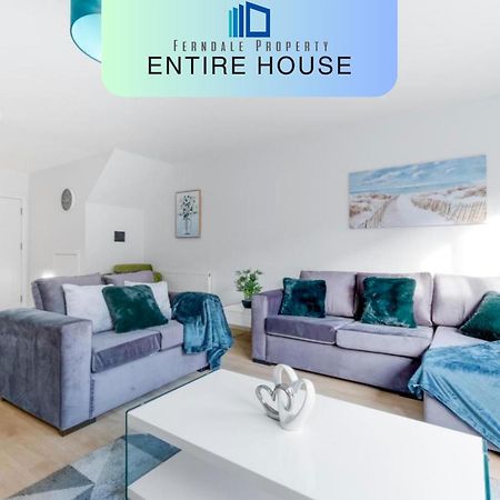 Modern 4 Bedroom House With Parking In Farnham Royal, Slough By 360Stays Extérieur photo
