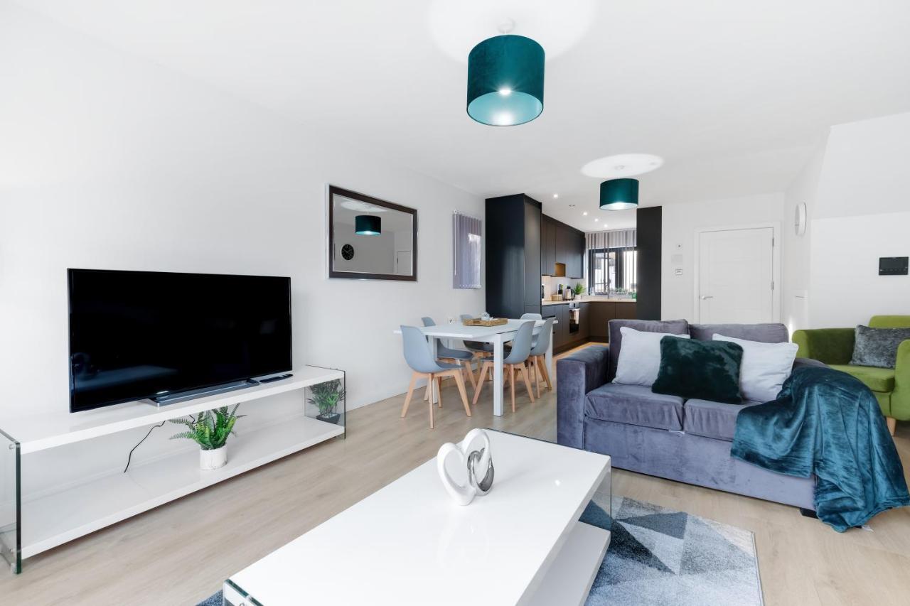 Modern 4 Bedroom House With Parking In Farnham Royal, Slough By 360Stays Extérieur photo