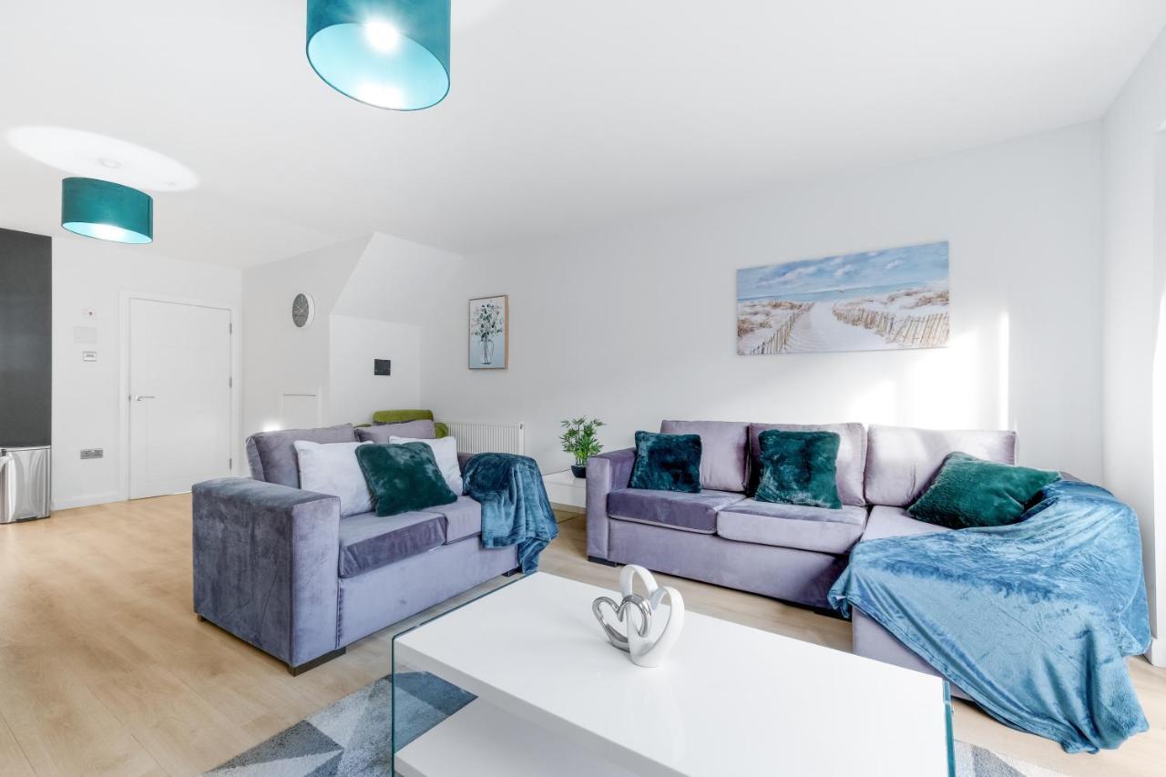 Modern 4 Bedroom House With Parking In Farnham Royal, Slough By 360Stays Extérieur photo
