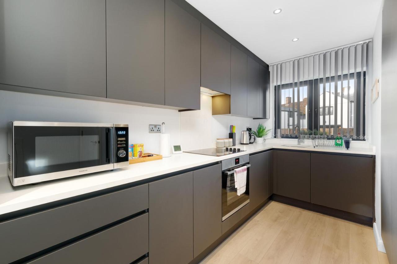 Modern 4 Bedroom House With Parking In Farnham Royal, Slough By 360Stays Extérieur photo