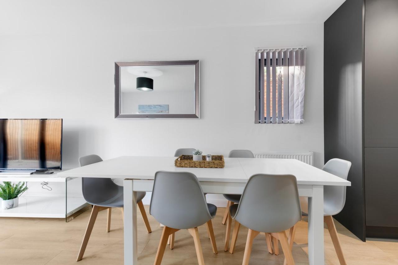 Modern 4 Bedroom House With Parking In Farnham Royal, Slough By 360Stays Extérieur photo