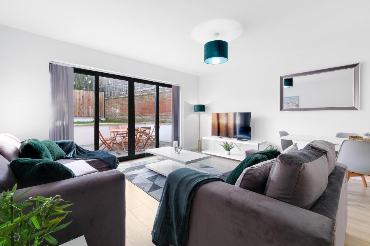 Modern 4 Bedroom House With Parking In Farnham Royal, Slough By 360Stays Extérieur photo