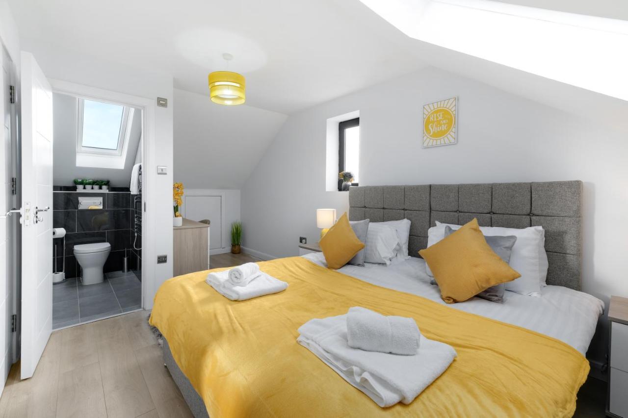Modern 4 Bedroom House With Parking In Farnham Royal, Slough By 360Stays Extérieur photo