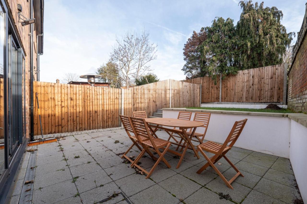 Modern 4 Bedroom House With Parking In Farnham Royal, Slough By 360Stays Extérieur photo