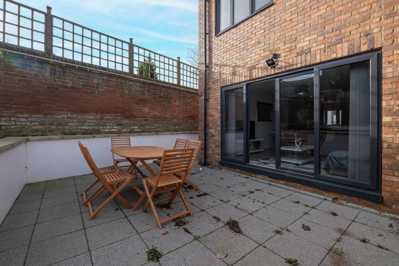 Modern 4 Bedroom House With Parking In Farnham Royal, Slough By 360Stays Extérieur photo