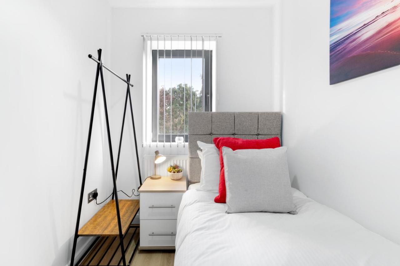 Modern 4 Bedroom House With Parking In Farnham Royal, Slough By 360Stays Extérieur photo