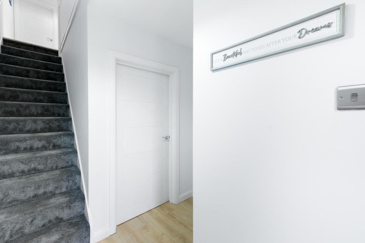 Modern 4 Bedroom House With Parking In Farnham Royal, Slough By 360Stays Extérieur photo