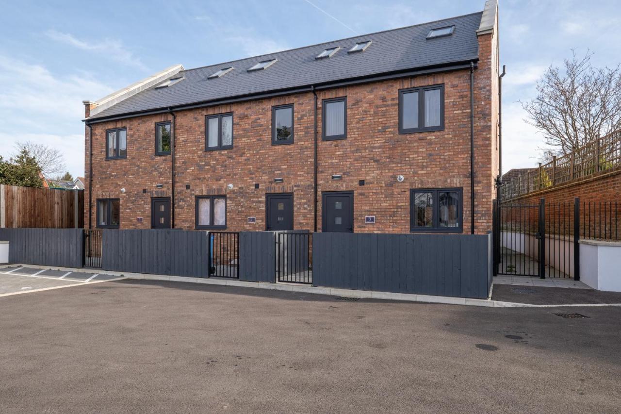 Modern 4 Bedroom House With Parking In Farnham Royal, Slough By 360Stays Extérieur photo