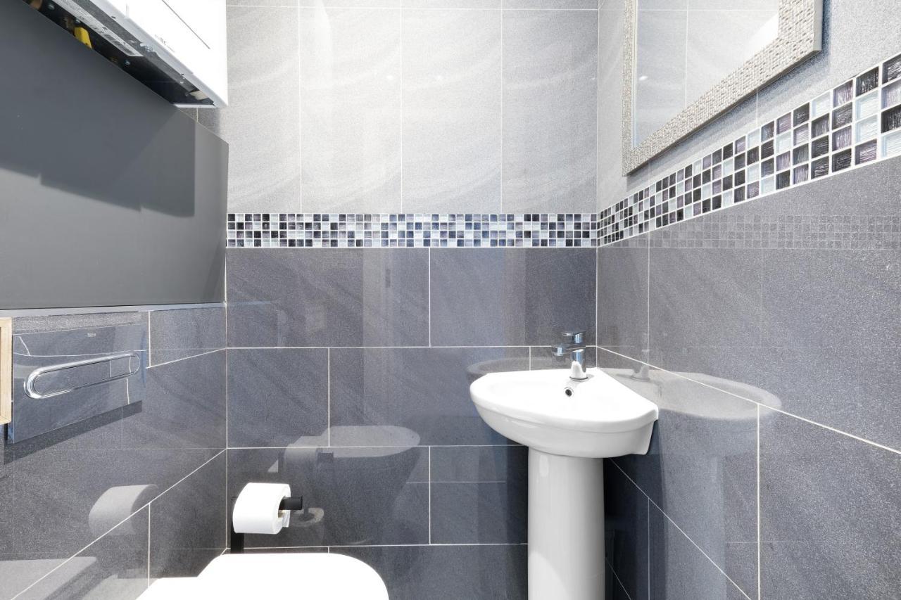 Modern 4 Bedroom House With Parking In Farnham Royal, Slough By 360Stays Extérieur photo