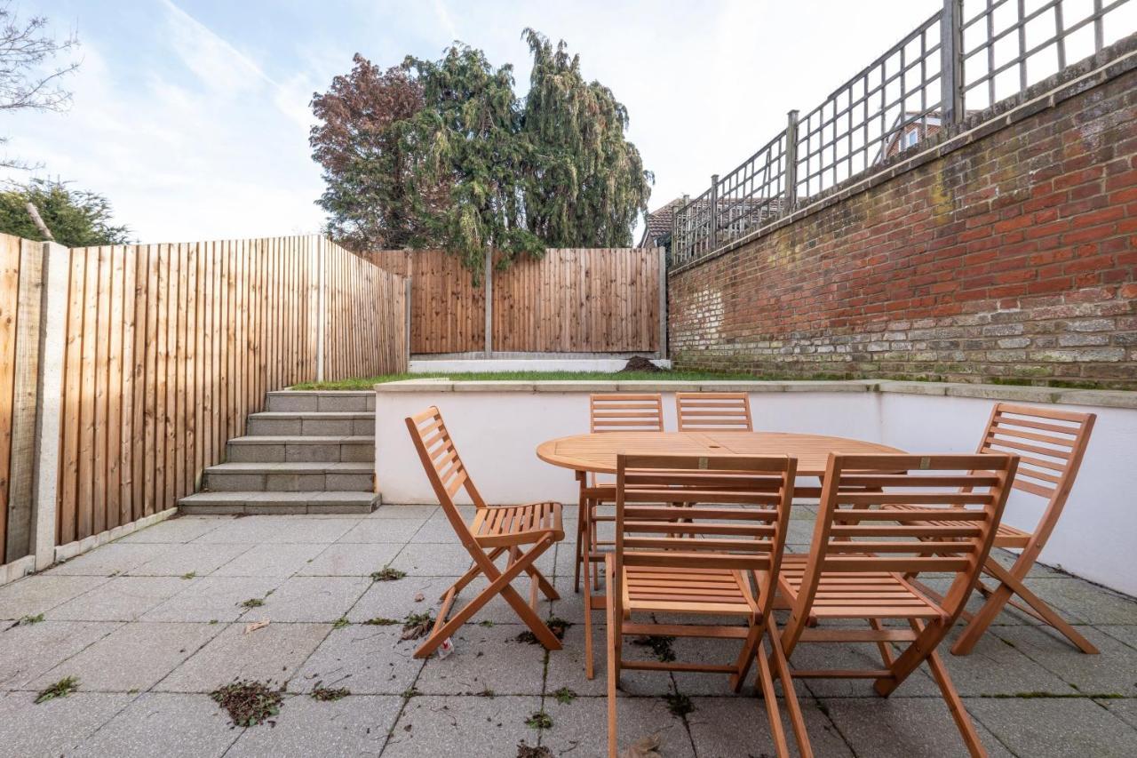 Modern 4 Bedroom House With Parking In Farnham Royal, Slough By 360Stays Extérieur photo