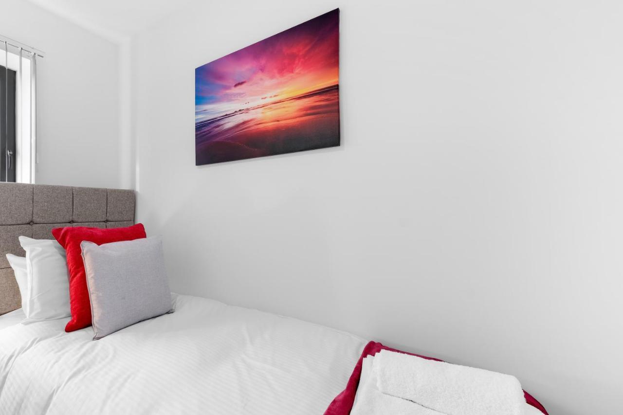 Modern 4 Bedroom House With Parking In Farnham Royal, Slough By 360Stays Extérieur photo