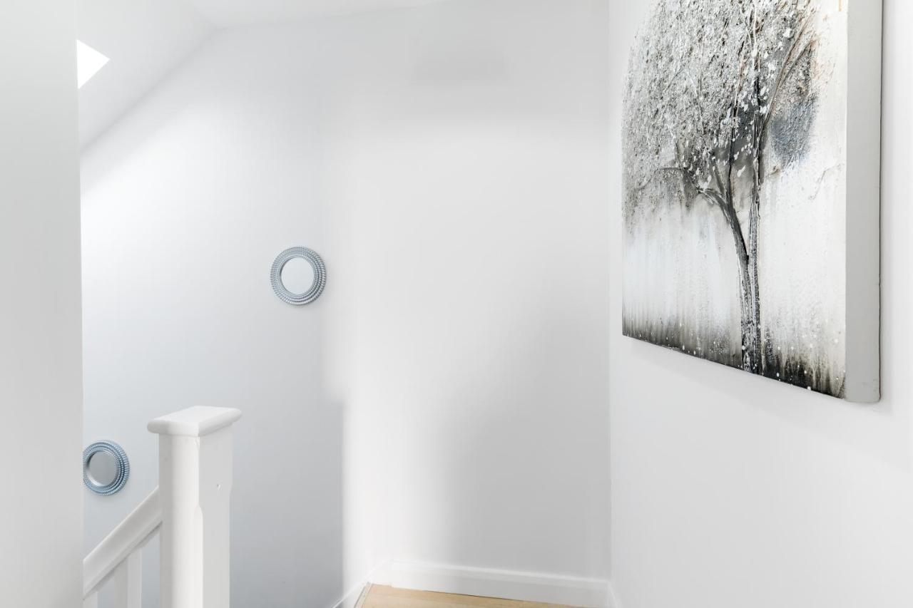 Modern 4 Bedroom House With Parking In Farnham Royal, Slough By 360Stays Extérieur photo