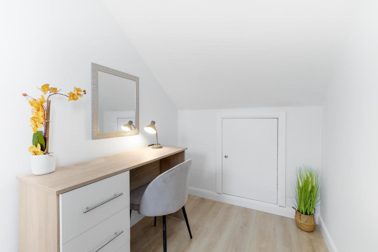 Modern 4 Bedroom House With Parking In Farnham Royal, Slough By 360Stays Extérieur photo