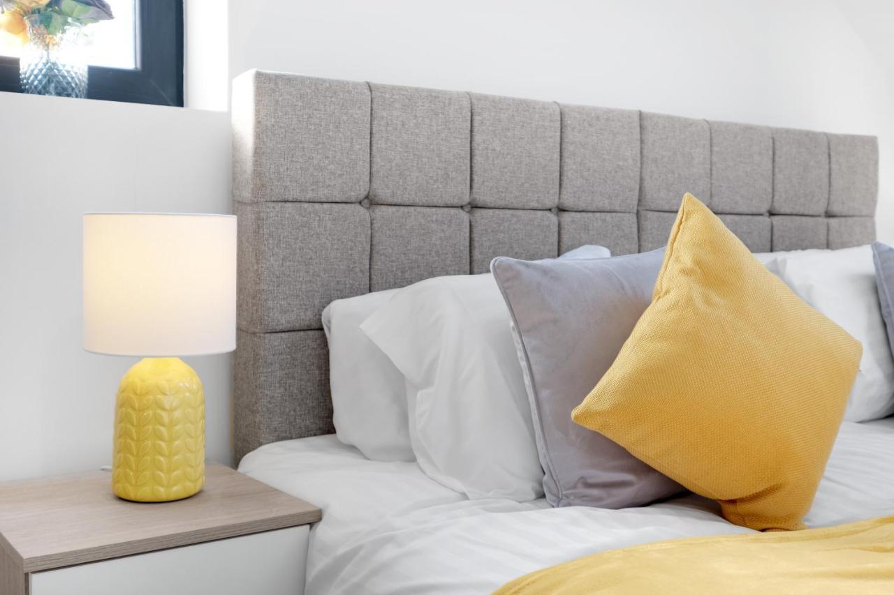 Modern 4 Bedroom House With Parking In Farnham Royal, Slough By 360Stays Extérieur photo