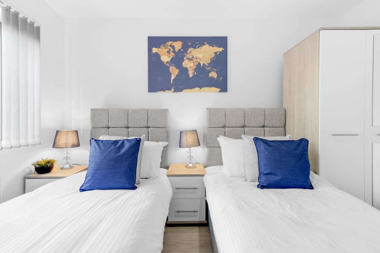 Modern 4 Bedroom House With Parking In Farnham Royal, Slough By 360Stays Extérieur photo
