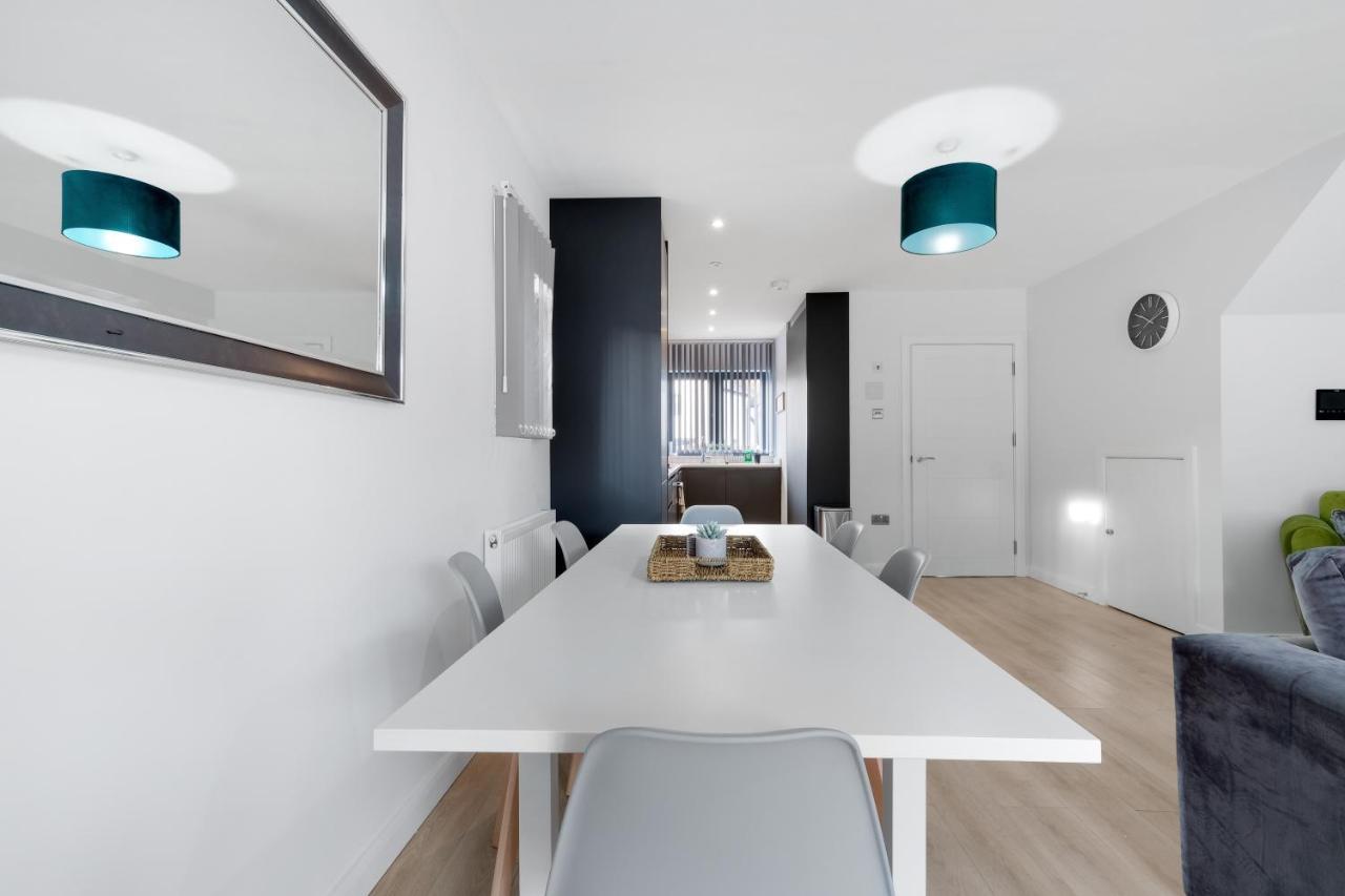 Modern 4 Bedroom House With Parking In Farnham Royal, Slough By 360Stays Extérieur photo
