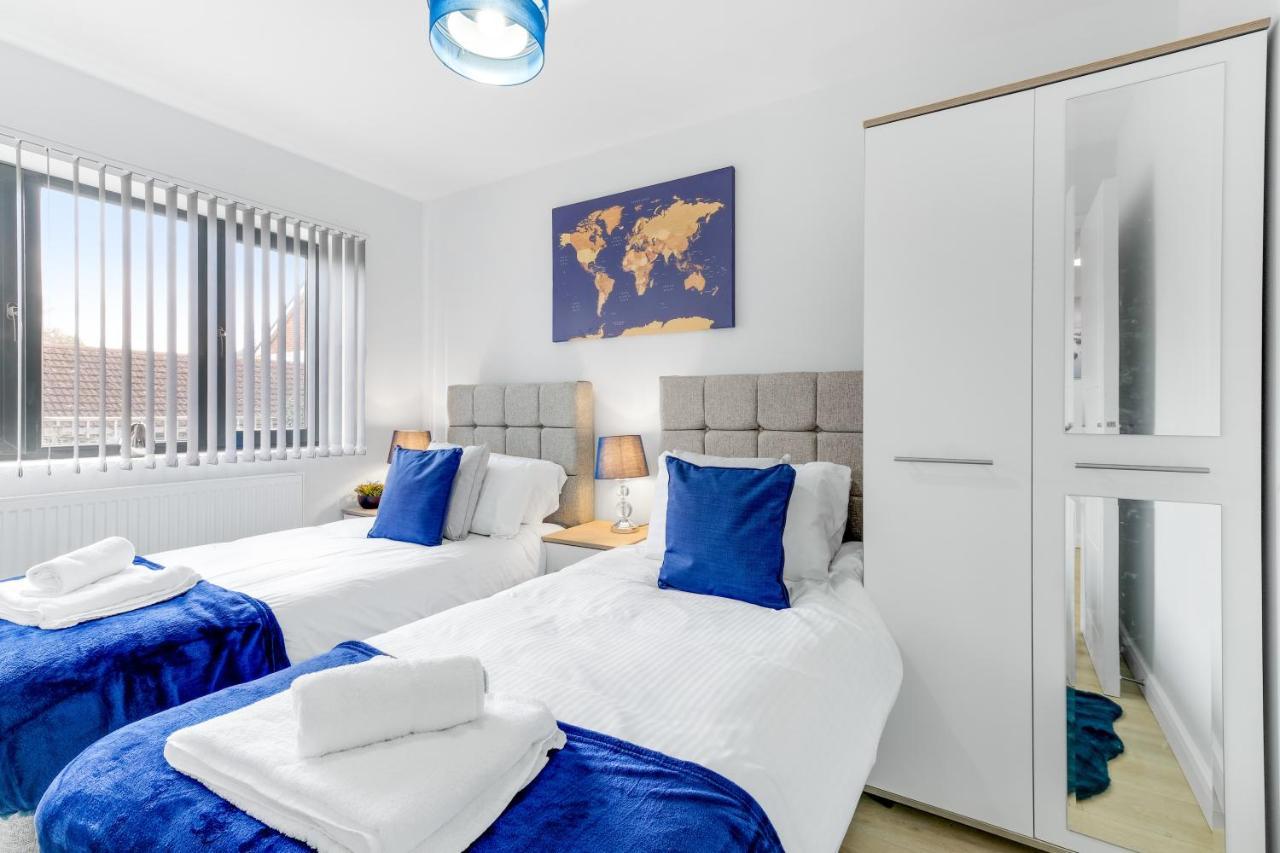 Modern 4 Bedroom House With Parking In Farnham Royal, Slough By 360Stays Extérieur photo