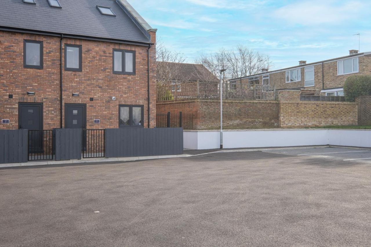 Modern 4 Bedroom House With Parking In Farnham Royal, Slough By 360Stays Extérieur photo