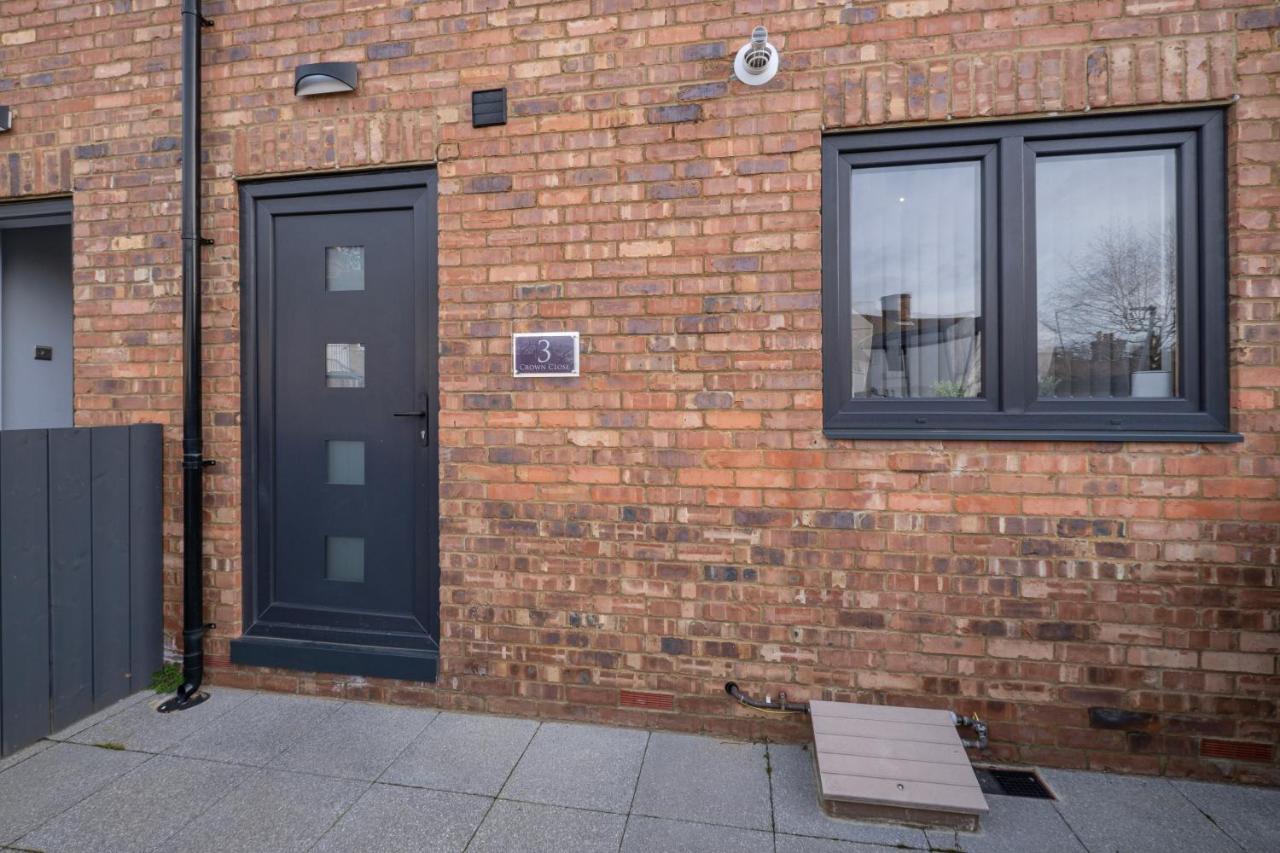 Modern 4 Bedroom House With Parking In Farnham Royal, Slough By 360Stays Extérieur photo