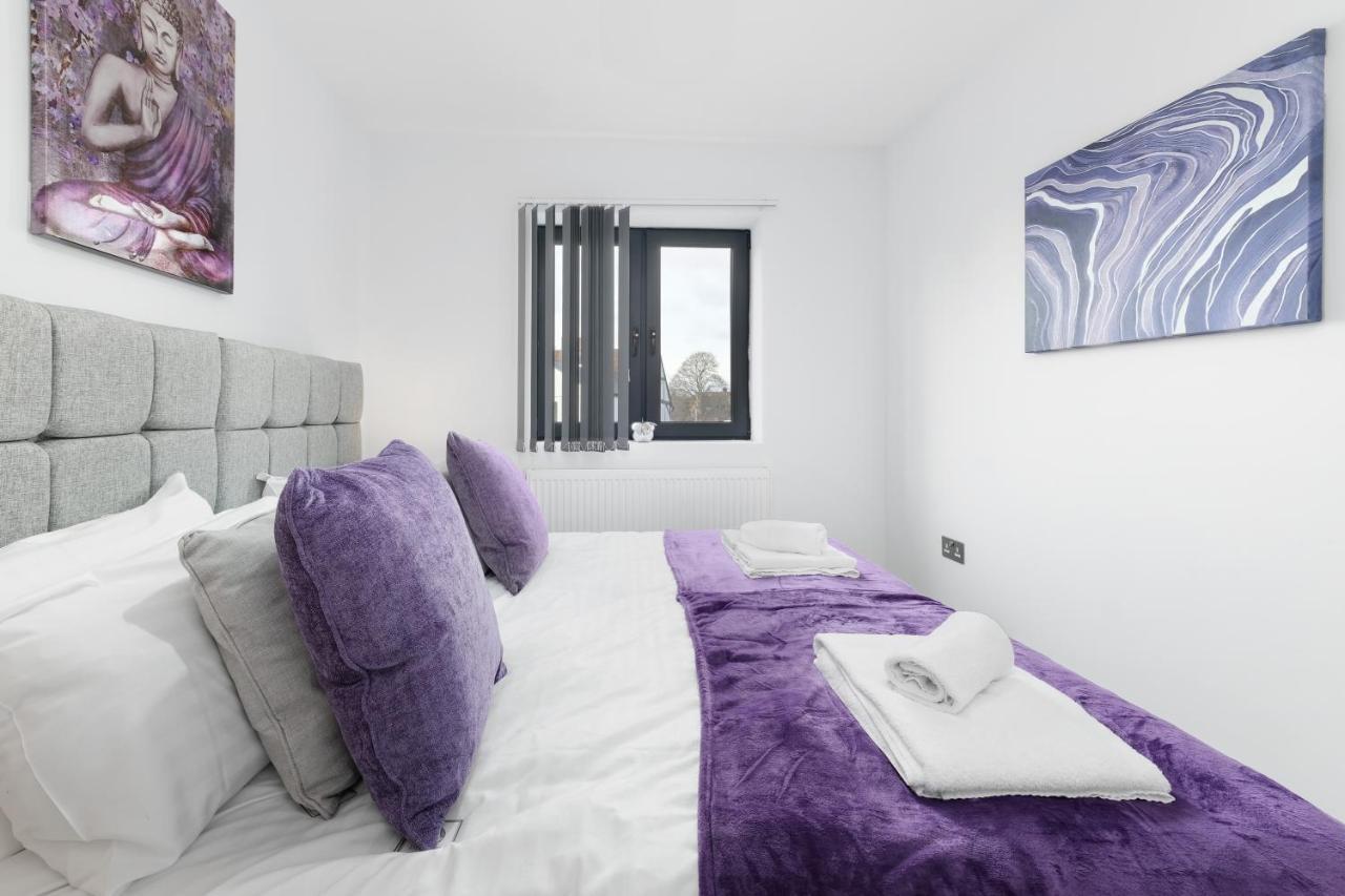 Modern 4 Bedroom House With Parking In Farnham Royal, Slough By 360Stays Extérieur photo