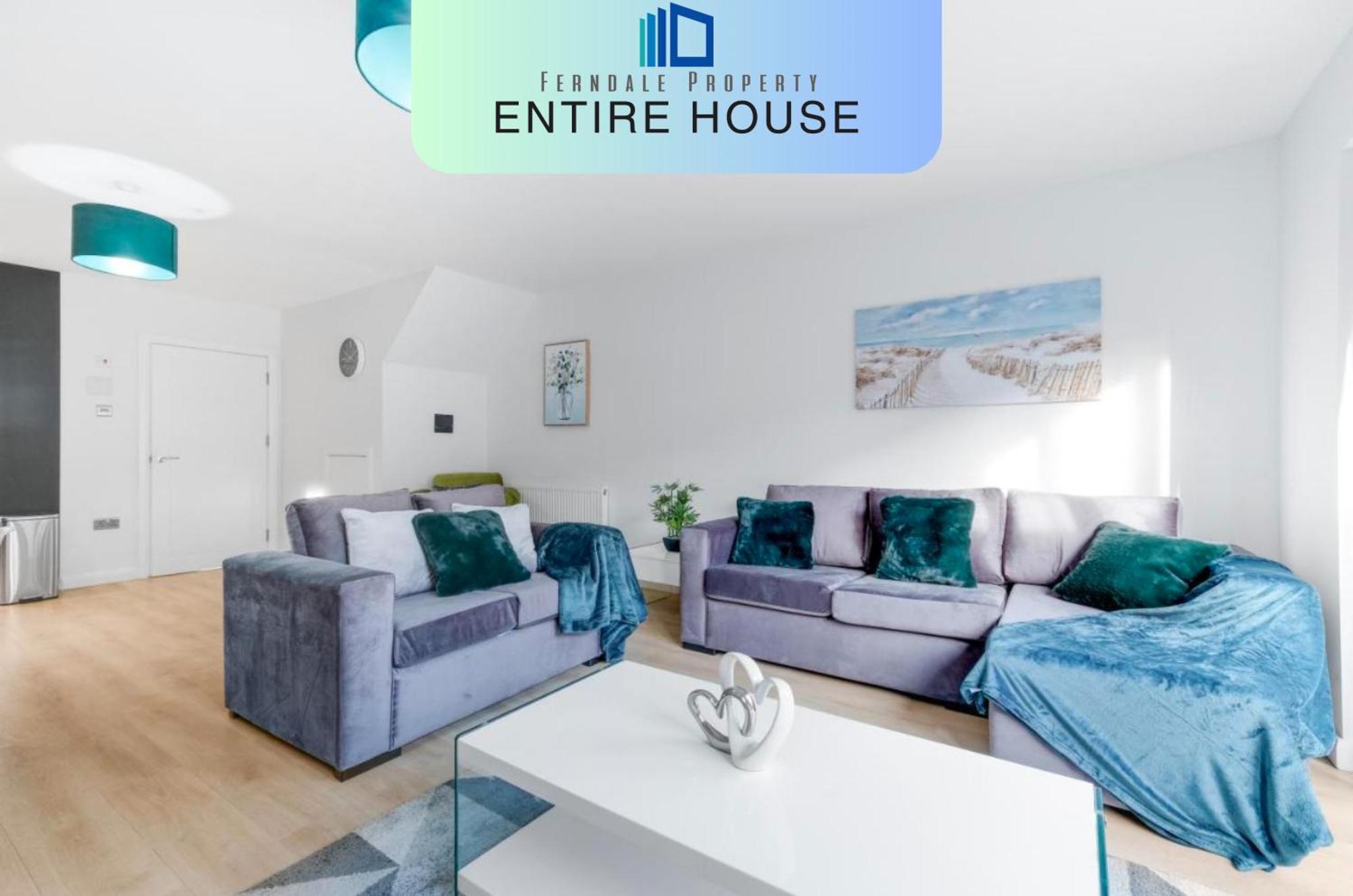Modern 4 Bedroom House With Parking In Farnham Royal, Slough By 360Stays Extérieur photo